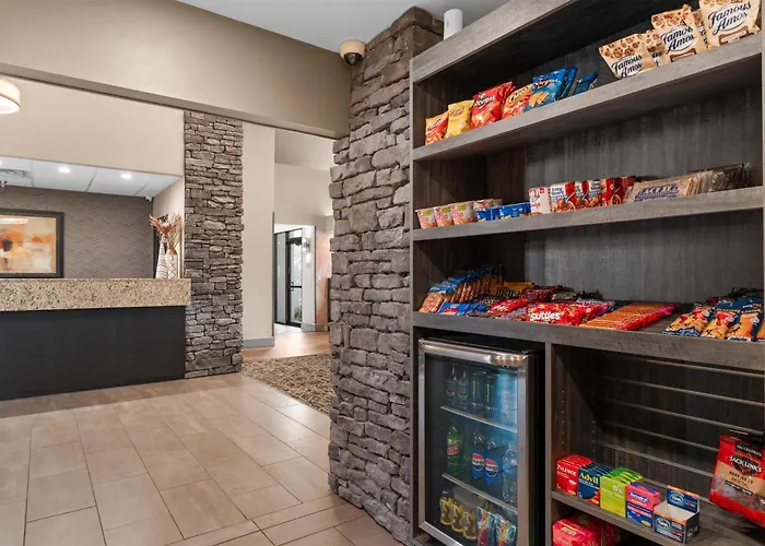 Hotel with pool: Best Western Courtview Hotel